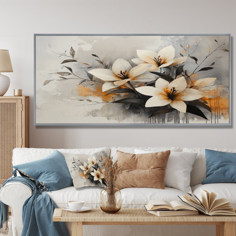 «White Lilies II», art mural blanc, H 28 po x l 60 po, Impression encadrée flottante, Argent argent