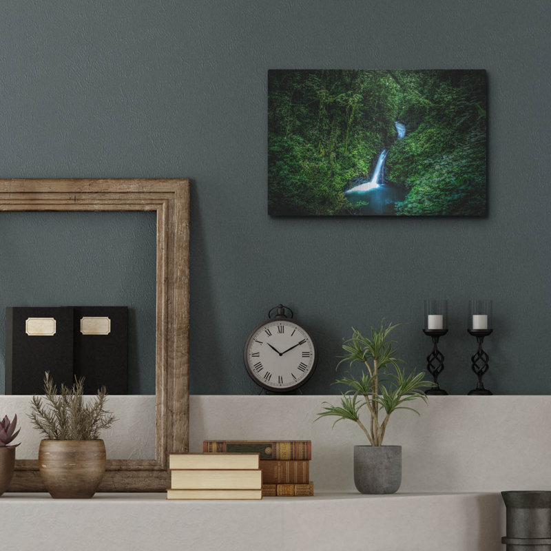 «Jungle Waterfall» par Nicklas Gusta «Jungle Waterfall» par Nicklas Gustafsson, H 12 po x l 16 po