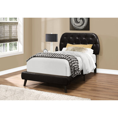 Lit simple tapissier pour adolescent: apparence en cuir brun et lit pour adolescent avec structure en bois stable et pieds de tête de lit en cuir
