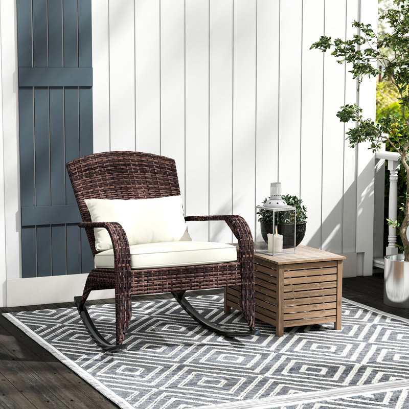 Fauteuil à bascule blanc crème pour balcon, avec dossier haut, coussin d'assise confortable et oreiller, idéal pour se détendre sur une terrasse, dans un jardin ou sur un porche.