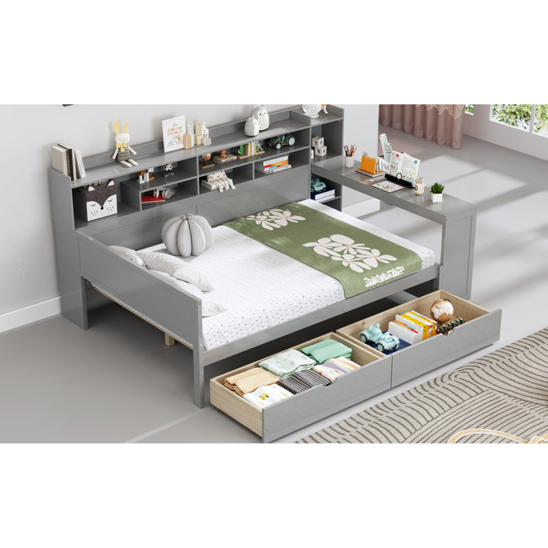 Lit de jour gris pleine grandeur avec tablettes de rangement et bureau d'étude, un bureau en bois multifonctionnel