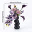 Fleurs artificielles mauves rétro dans un vase