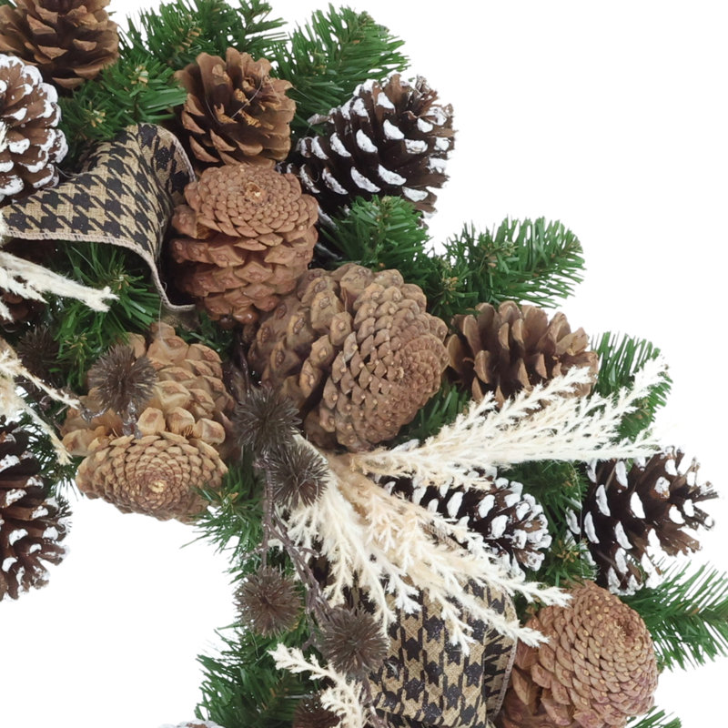 Couronne de Noël avec pommes de pin