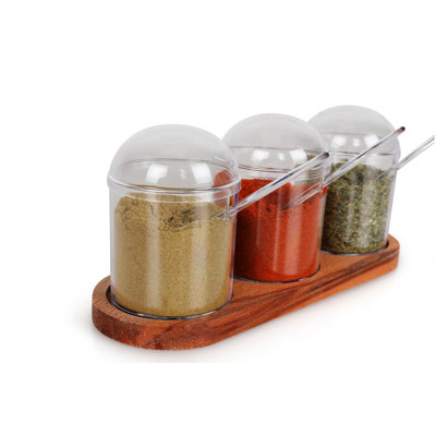 Ensemble de pots à épices et tablettes de cuisine