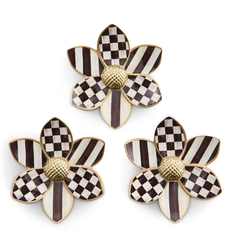Courtly Wallflowers