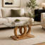 Une table basse rectangulaire moderne et tendance avec un plateau en verre trempé et des pieds en grain de bois. Convient au salon: 47,2 po x 25,4 po x 17,9 po