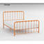 Grand lit plateforme en métal orange exubérant, incontournable dans la chambre à coucher - aucun sommier captivant n'est requis