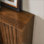 Buffet Mid-Century avec 2 portes coulissantes et amp; Bandes de bois massif | Rangement spacieux | Trou de sortie | Noyer brun | Panneau de fibres à densité moyenne