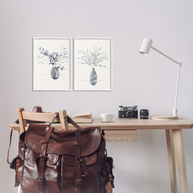 «Striped Floral Table Vase», ensemble de 2 giclées par Yuyu Pont, Giclée encadrée blanc bord de mer, H 18 po x l 12 po