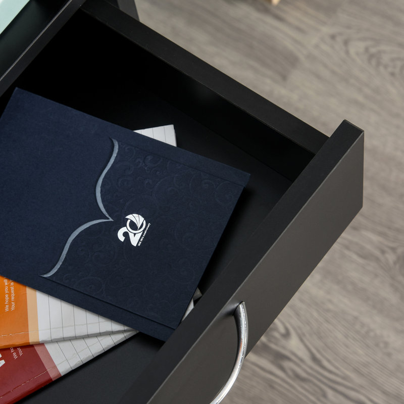 Armoire mobile noire pour rangement avec tiroir et armoire, support d'imprimante. Ample disponible, se déplace en douceur, s'adapte à la surface du bureau, à la commode noire. Articles de chambre, roulettes faciles, espace, construction