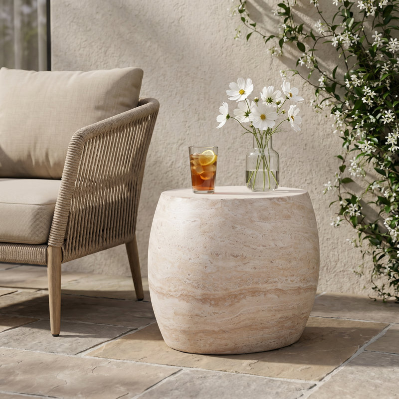 Table d'appoint ovale d'extérieur moderne, beige, légère, en béton, résistante aux intempéries, durable et résistante, idéale pour une utilisation intérieure et extérieure.