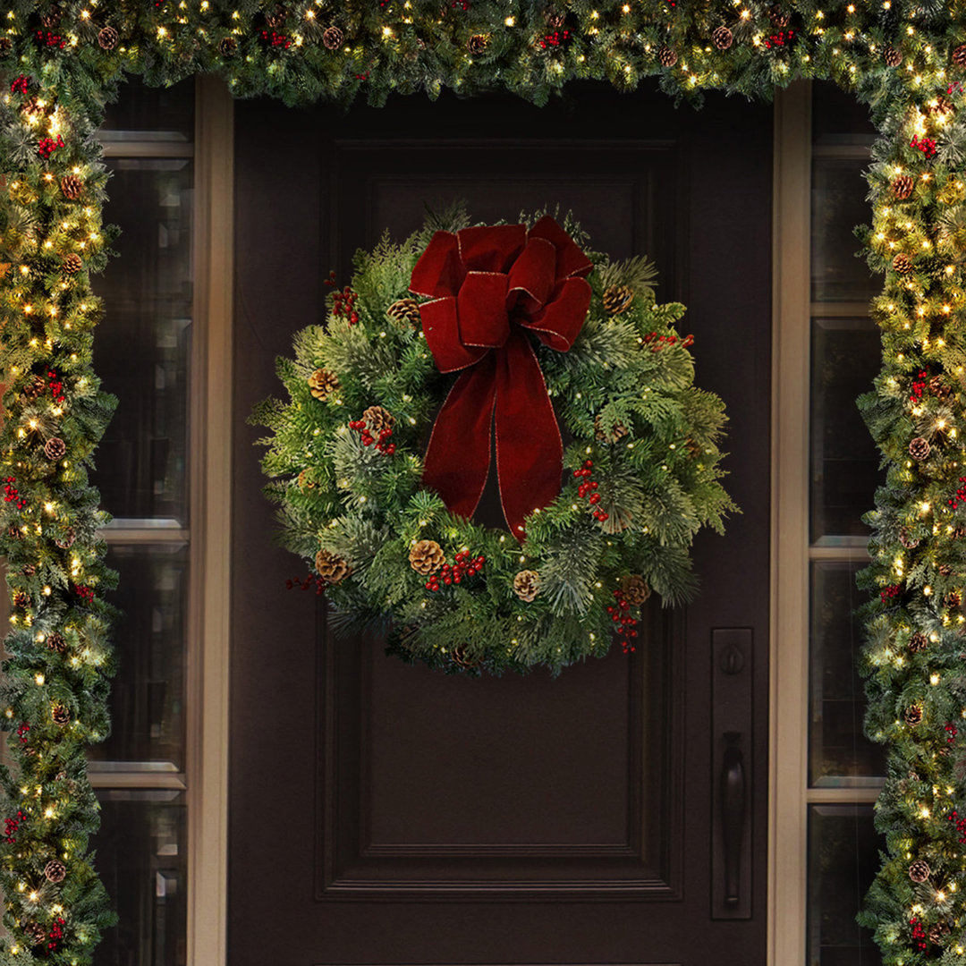 30" Lighted Classic Christmas Wreath