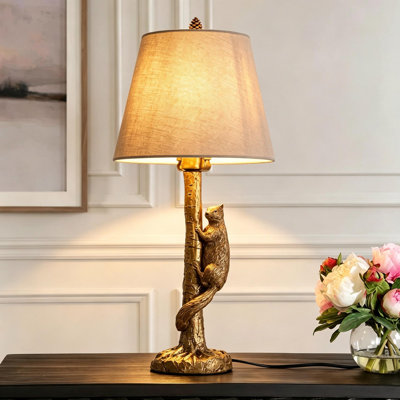 Lampe de table en résine représentant un écureuil doré (57 cm) avec abat-jour