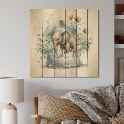 Nikki, bébé éléphant dans un lit de bébé avec fleurs II - impression sans cadre sur bois