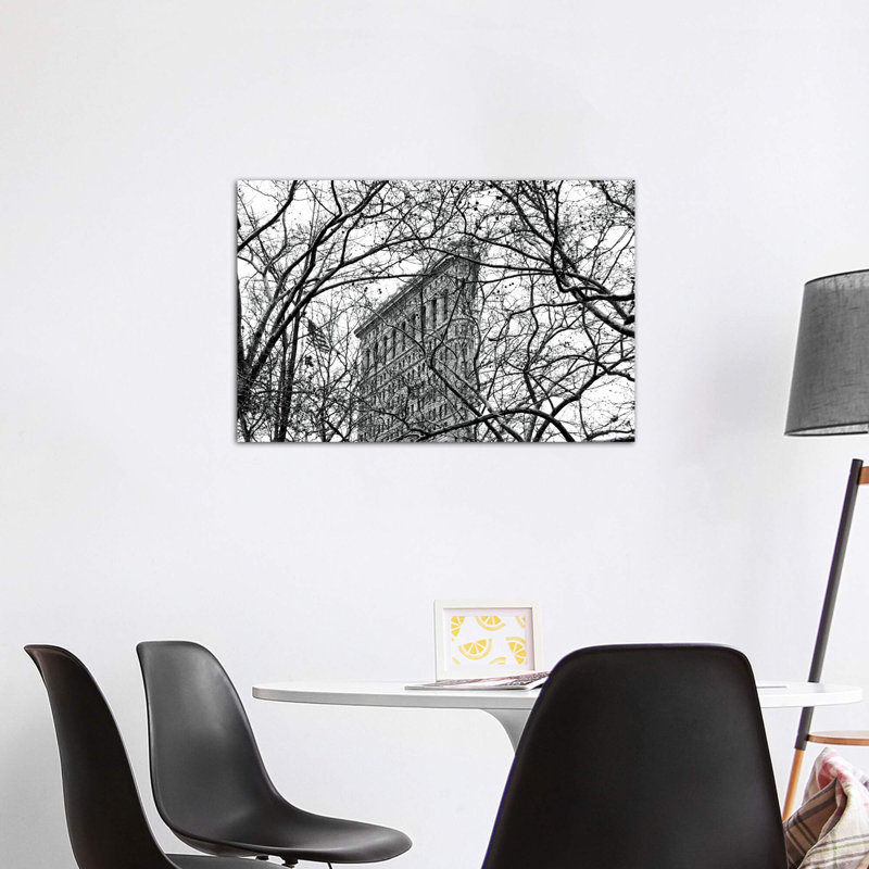 «Veiled Flatiron Building in B&W» par Erin Clark - reproduction de photo, H 32 po x l 48 po x P 1,5 po, Toile tendue