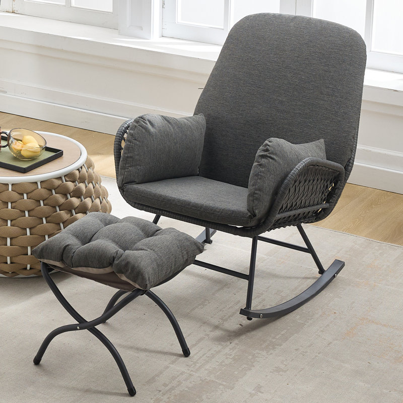 Chaise berçante d'extérieur en osier avec repose-pieds