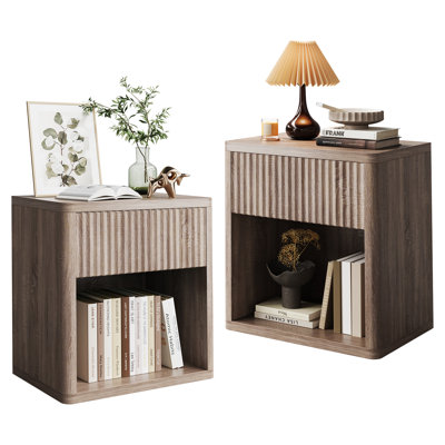 Ensemble de 2 tables de chevet cannelées avec tiroirs - Tables de chevet style campagne moderne Mid-Century - Rangement spacieux pour la chambre à coucher, le salon ou le bureau - Finition noyer clair élégant