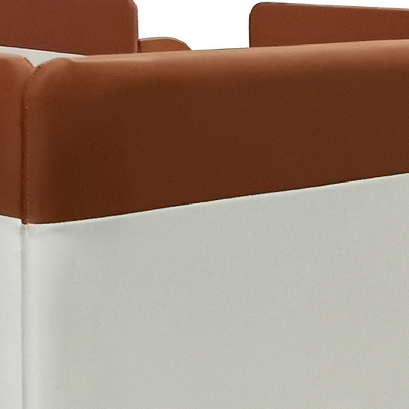Structure de lit de jour simple rembourrée avec clôture de sécurité et escalier pour des solutions de couchage modernes et sécuritaires
