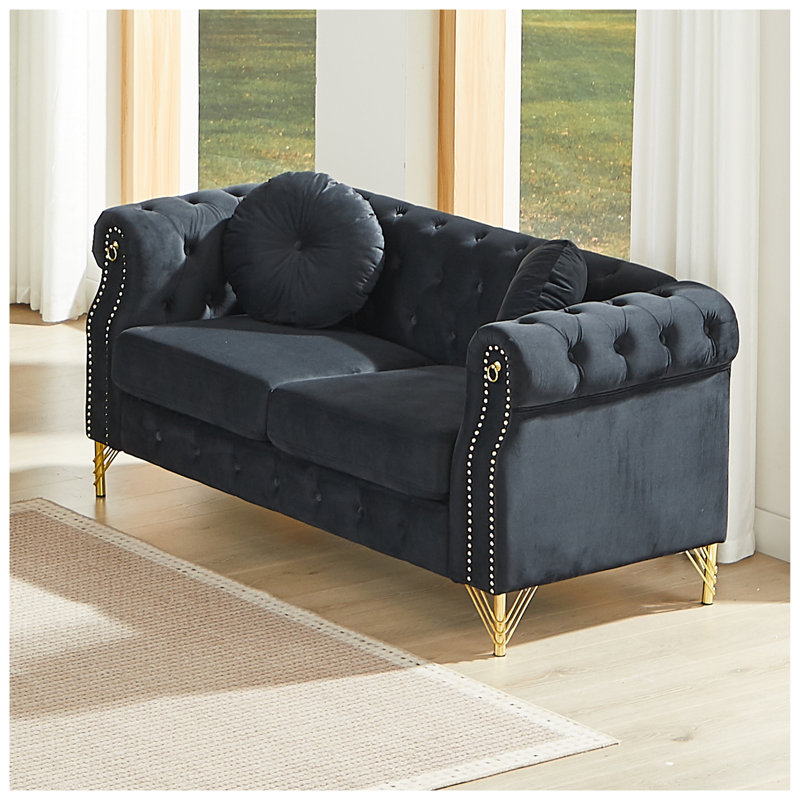 Luxueux canapé Chesterfield en velours avec pieds en métal doré, boutons capitonnés et coussins ronds, Noir