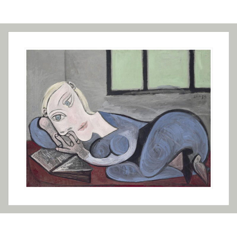 Femme couchee lisant par Pablo Picasso, H 23,5 po x l 29,34 po