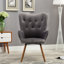 Fauteuil chic en velours gris avec dossier en bois et pieds magnifiques-537734893