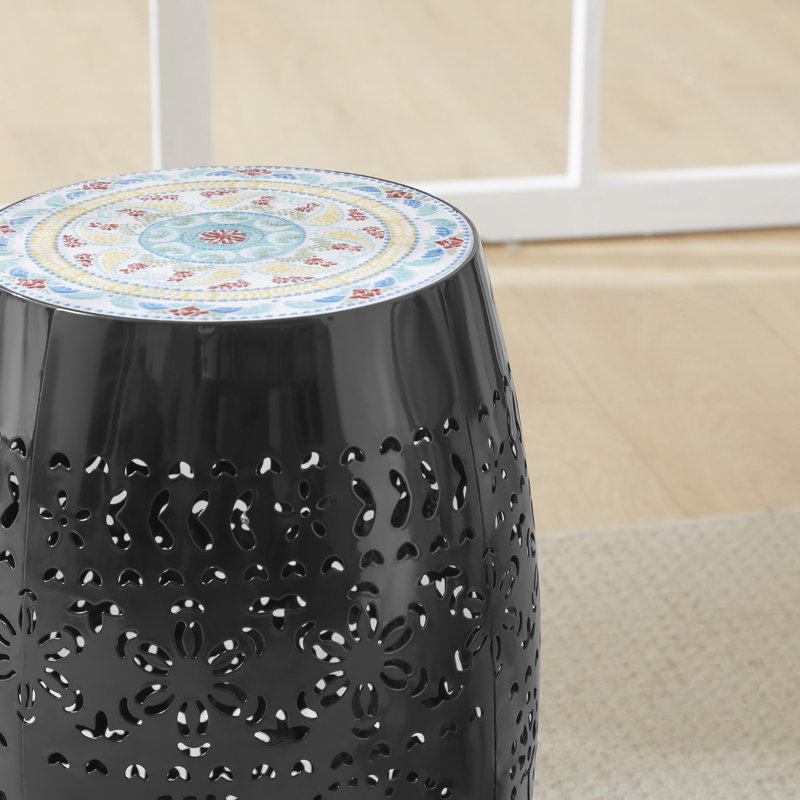 Table d'appoint 12 po - Noir | Accent de mosaïque intrigant avec plateau en carreaux de céramique et structure en fer, parfait pour différents endroits intérieurs comme le patio, la terrasse, les collations fonctionnelles, les boissons et la rouille des plantes