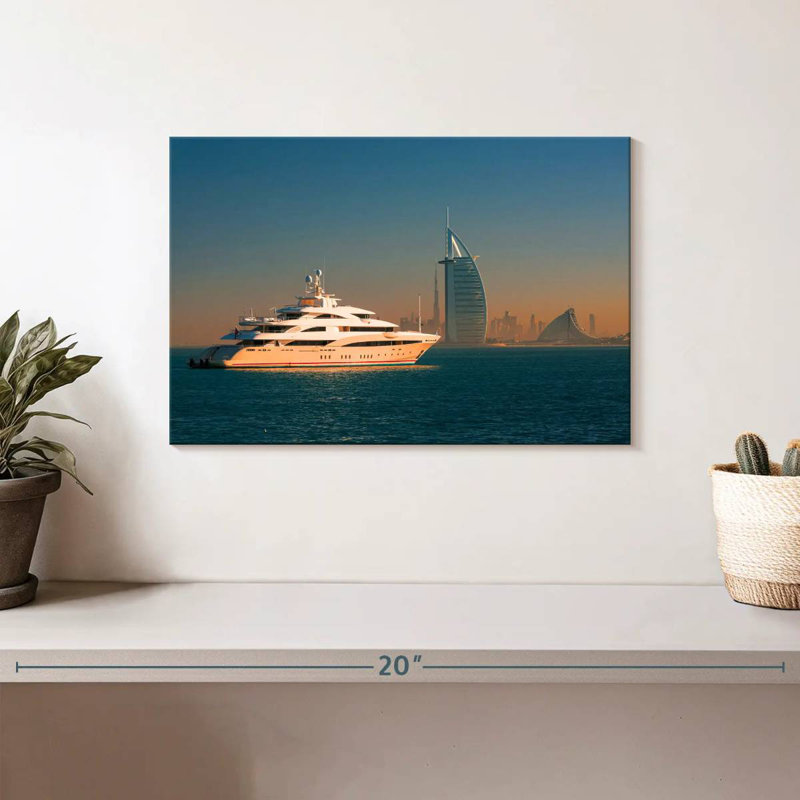 Nicci Yacht dans les eaux de Dubaï, H 8 po x l 12 po