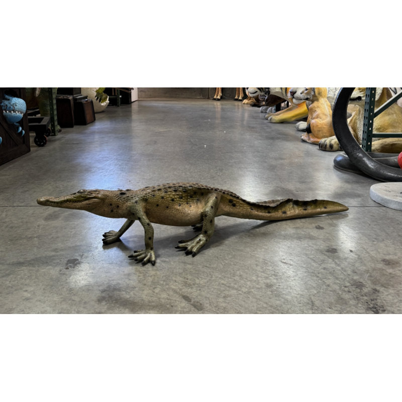 Statue de bébé crocodile qui marche