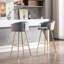 Lot de 2 tabourets de bar de 76 cm (30 pouces), revêtement en velours gris, piètement doré et repose-pieds pour un intérieur élégant. Assise stable et rembourrée de mousse.