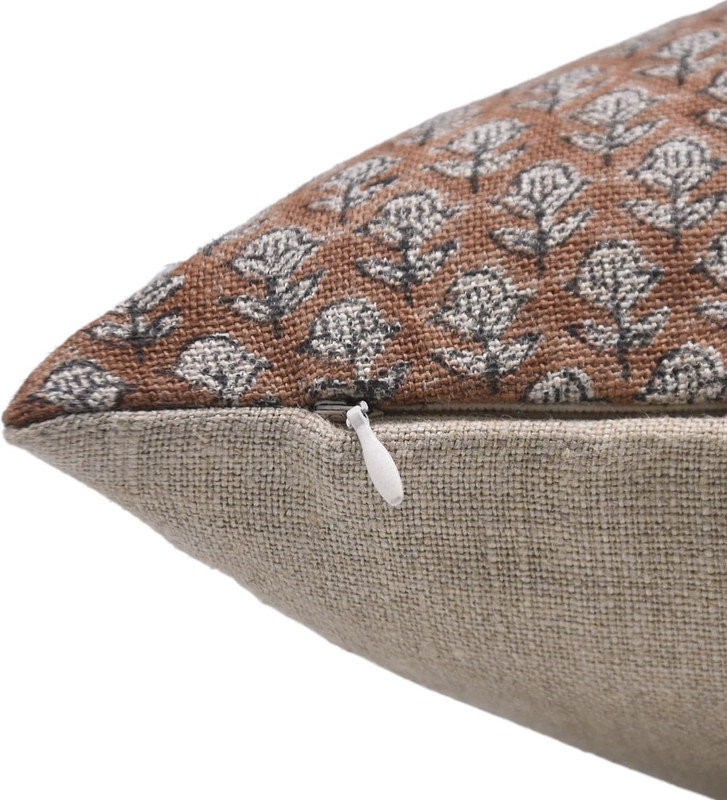 Coussin en lin imprimé à la main par Fabcline, Carré, H 20 po x l 20 po, Blanc / floral orange 2