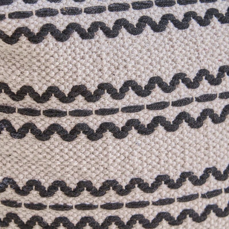 Pouf en coton fabriqué à la main avec motif naturel et noir