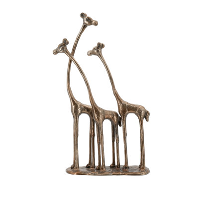 Trois figurines de girafes à poser sur une table. Sculpture décorative en aluminium moulé, finition bronze antique, 25,4 x 9,9 x 48 cm. Inspirée de la faune de la savane.
