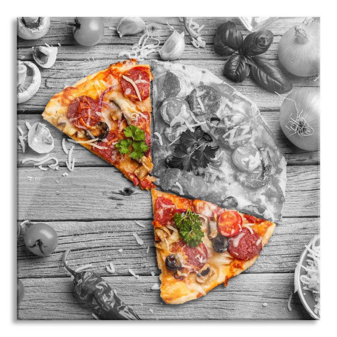 Ungerahmtes Foto auf Glas "Pizza on Wooden Table"