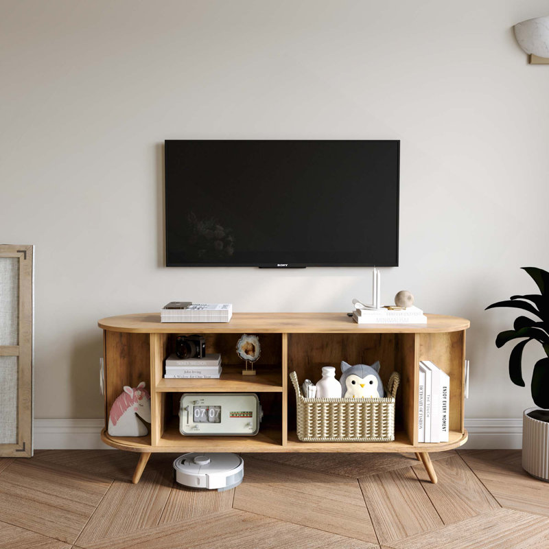 Meuble télé moderne avec cannelures avec rangement, portes coulissantes et prises de courant