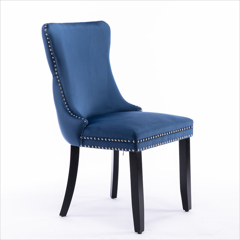 Chaise rembourrée à oreilles avec garniture cloutée et pieds en bois massif