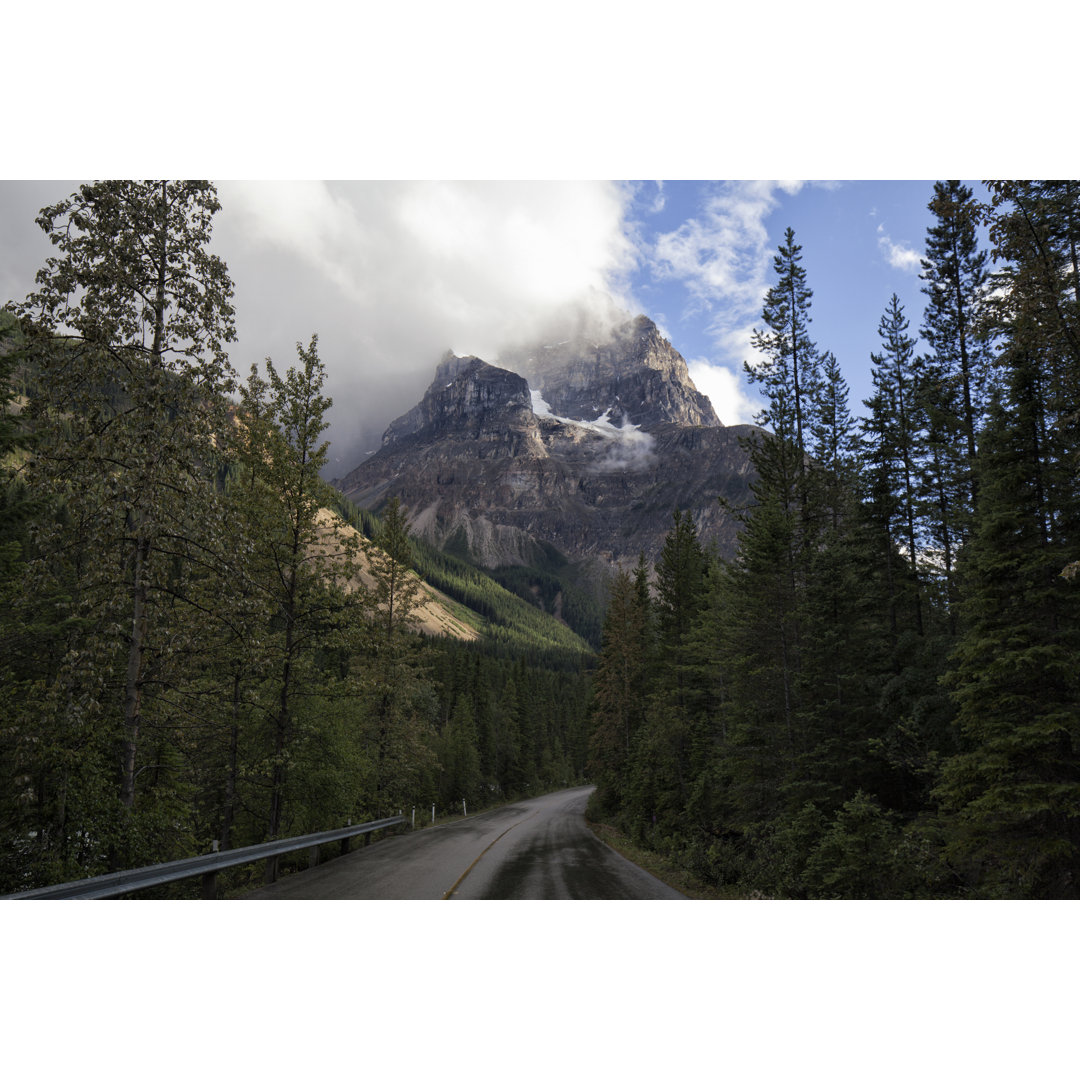 Road To The Mountains von LeonU - Druck auf Leinwand ohne Rahmen