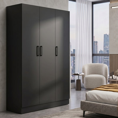 Armoire multi-rangement avec 3 portes et beaucoup de rangement