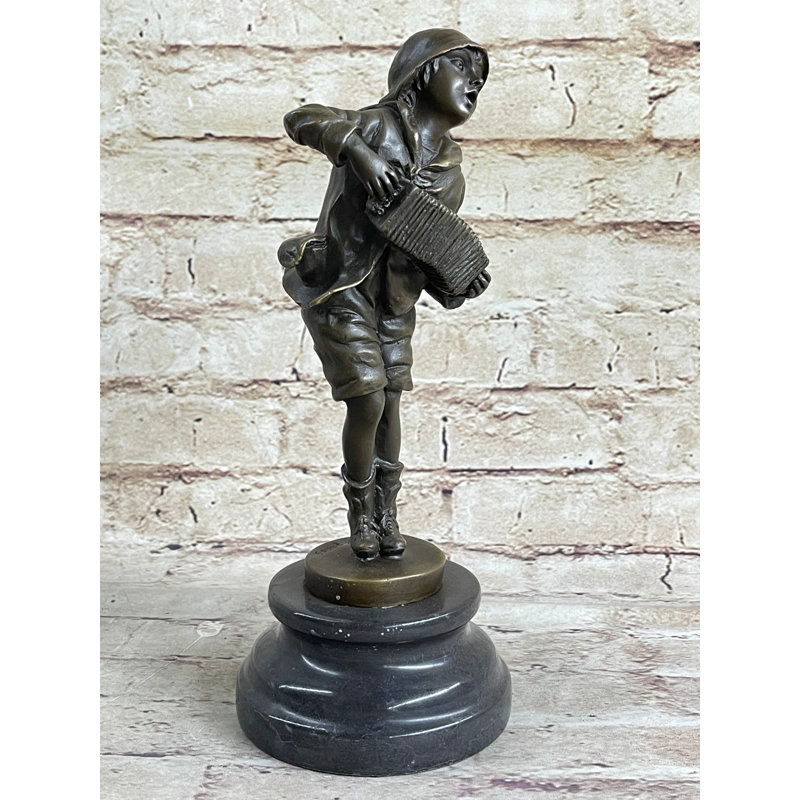 Figurine enfant garçon jouant de l’accordéon en bronze