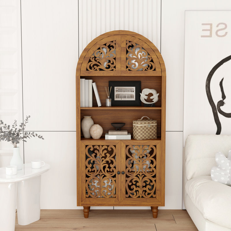Armoire vintage en bois sculpté arqué avec tablettes ouvertes, H 67 po x l 11,8 po x P 31,5 po