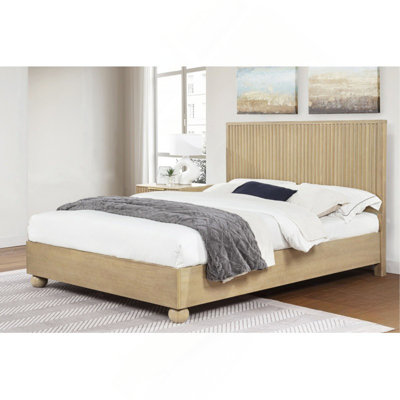 Lit plateforme en bois avec tête de lit à panneaux cannelés - Design minimaliste moderne