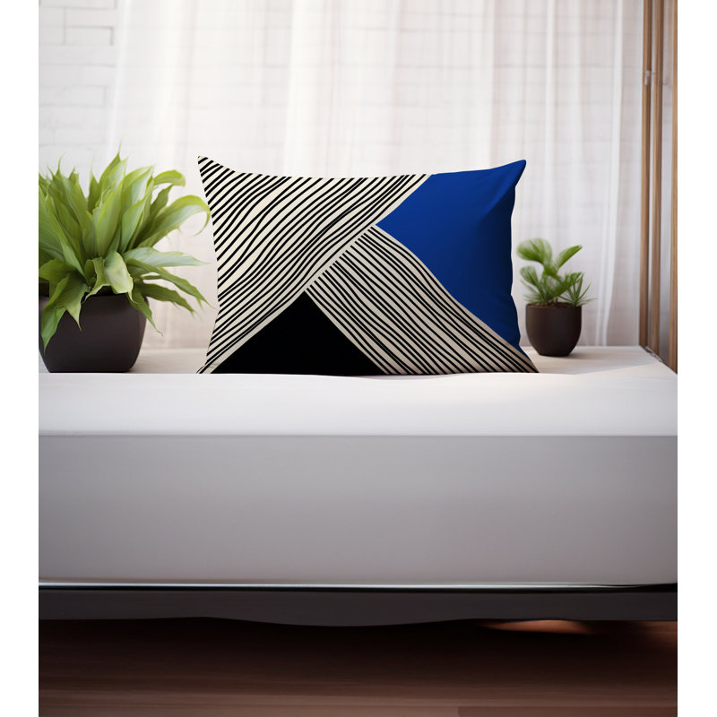 Coussin intérieur \/ extérieur Mitzi Minimalist, H 18 po x l 25 po, Bleu marine / crème / noir