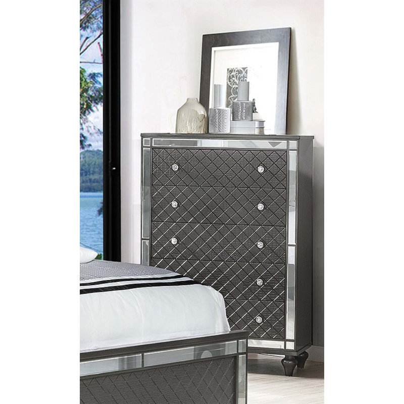 Commode glamour à 5 tiroirs avec placage miroir et boutons en faux cristal, idéale pour le rangement et l'organisation de la chambre à coucher.