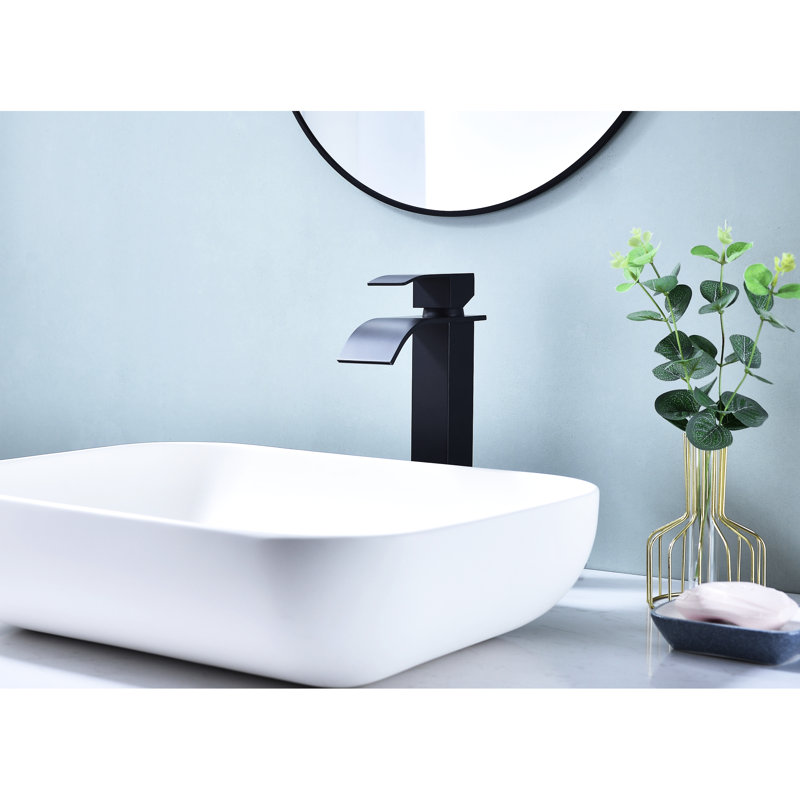 Robinet de salle de bain à cascade, aspect noir mat, fonction à poignée simple pour une utilisation efficace de l'eau, fabriqué avec un robinet en acier inoxydable, pratique, une baignoire de qualité