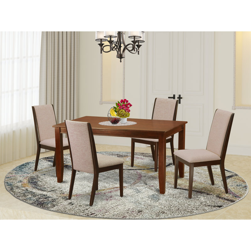 L'ensemble de mobilier de salle à manger 5 pièces comprend une table de salle à manger rectangulaire et 4 chaises Parson rembourrées en tissu brun clair en acajou