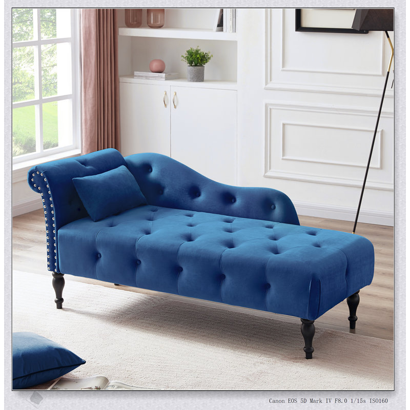 Luxueuse chaise longue en velours avec boutons capitonnés, garniture cloutée et pieds en bois massif pour un confort élégant