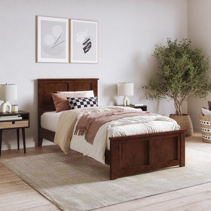 Lit bas en bois massif Patillo avec pied de lit assorti, Simple TG, Noyer
