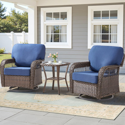 Ensemble 3 pièces en rotin de qualité supérieure pour l'extérieur, 2 chaises berçantes pivotantes avec dossier en T et coussins épaissis et une table d'appoint en verre trempé pour le patio, le jardin, la piscine et la cour
