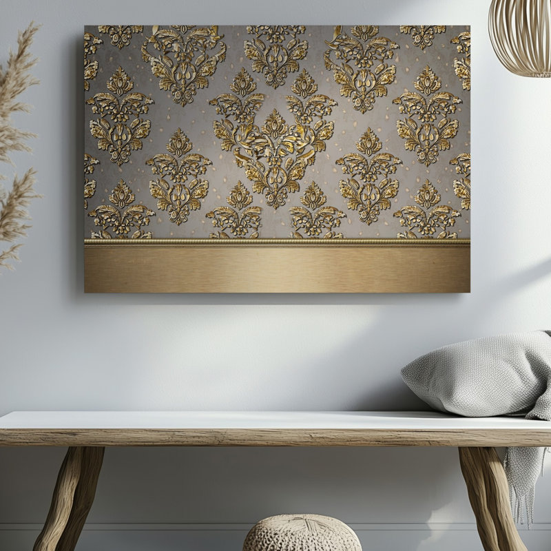 La toile crée un design de papier peint élégant avec un motif damassé complexe en or chatoyant contre un taupe doux