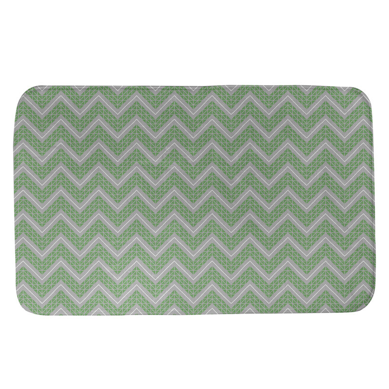 Tapis pour salle de bain à motif à chevrons à la main Stephenie, l 17 po x L 24 po, Vert / Gris