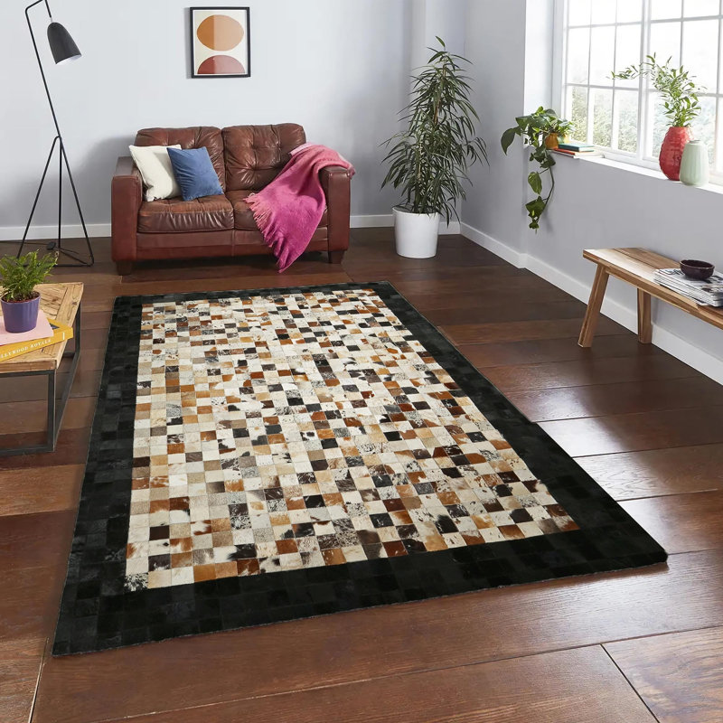 Tapis brun en patchwork de peau de vache avec bordure noire, Tapis de couloir 2 pi x 6 pi